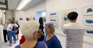 vernissage exposition toutes de bleu vêtues 2025